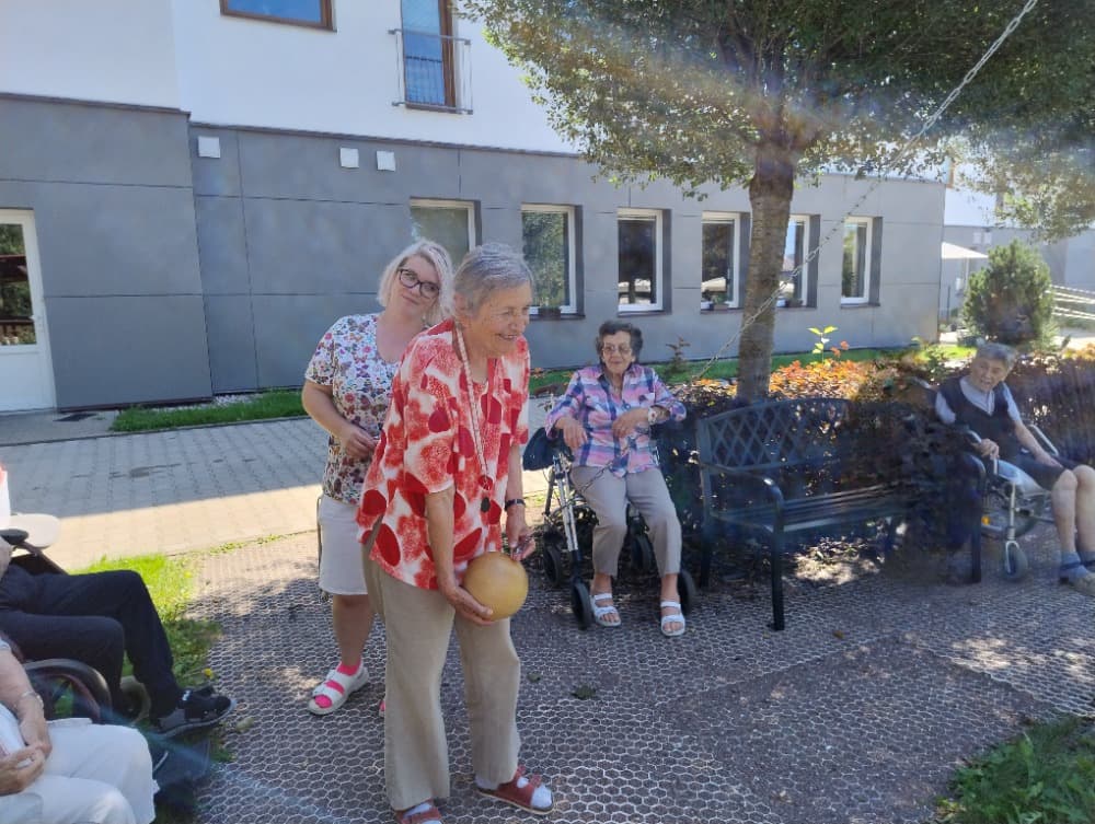 Společně na zahradě: Cvičení a kuželky🏋️♂️🎳🏋️♀️ 7