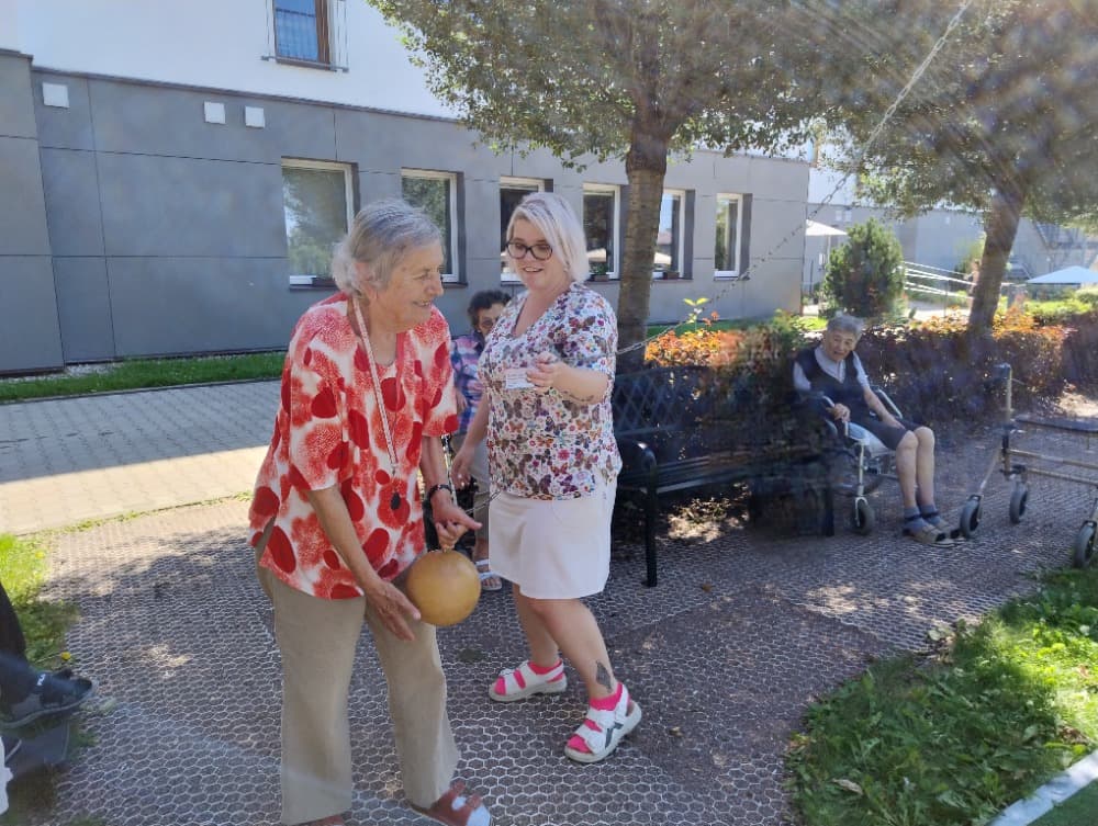Společně na zahradě: Cvičení a kuželky🏋️♂️🎳🏋️♀️ 8