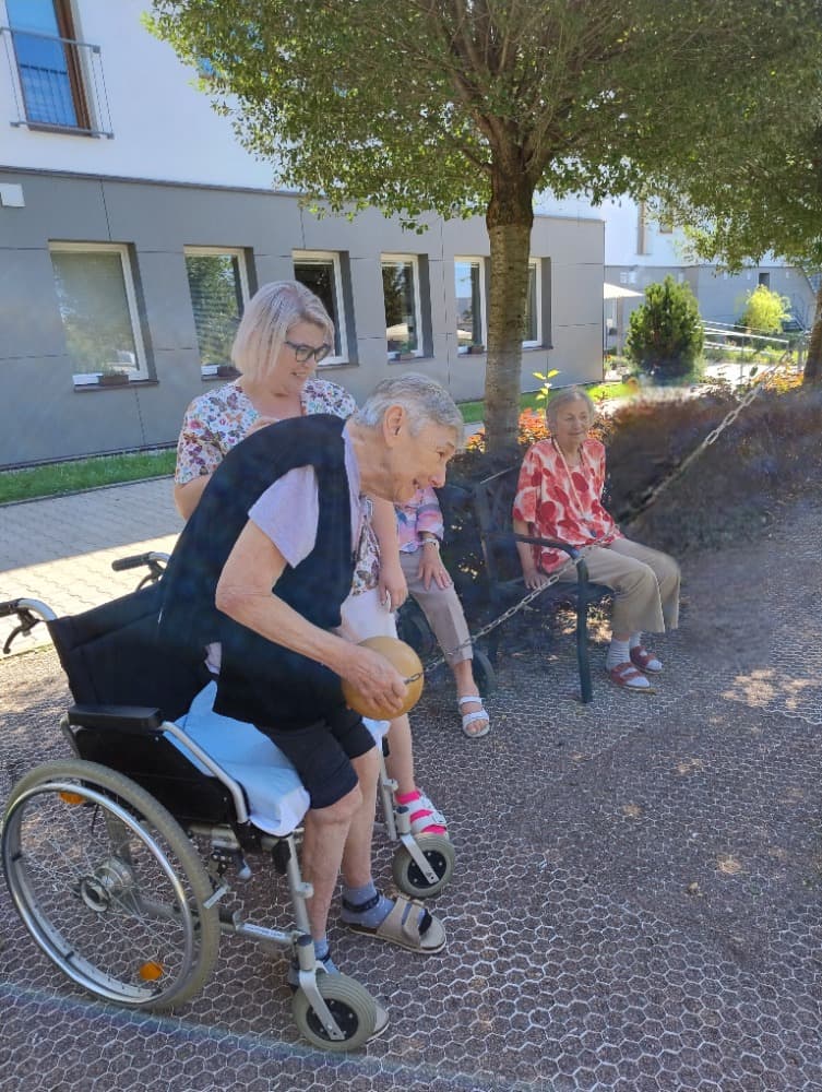 Společně na zahradě: Cvičení a kuželky🏋️♂️🎳🏋️♀️ 9