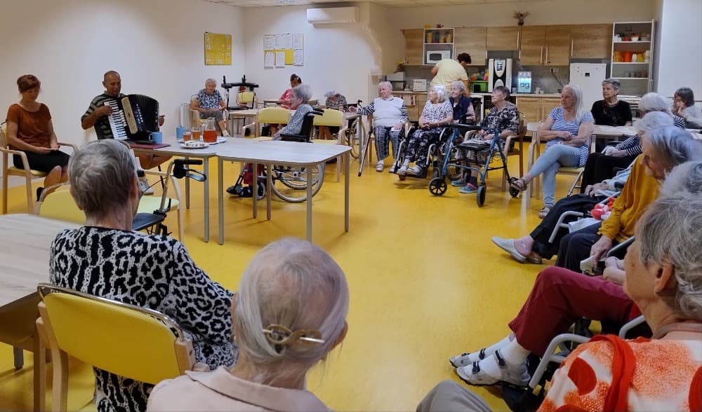 🎶Hudební dopoledne s harmonikou🎶 9