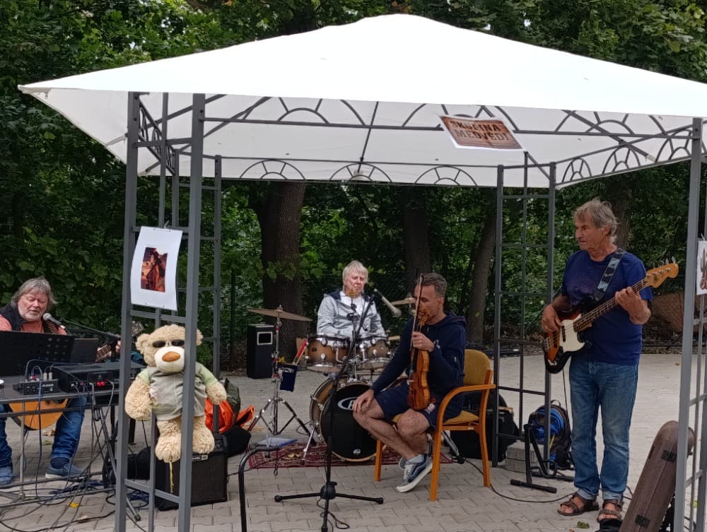 Buřtobraní s country kapelou Medvědi 8