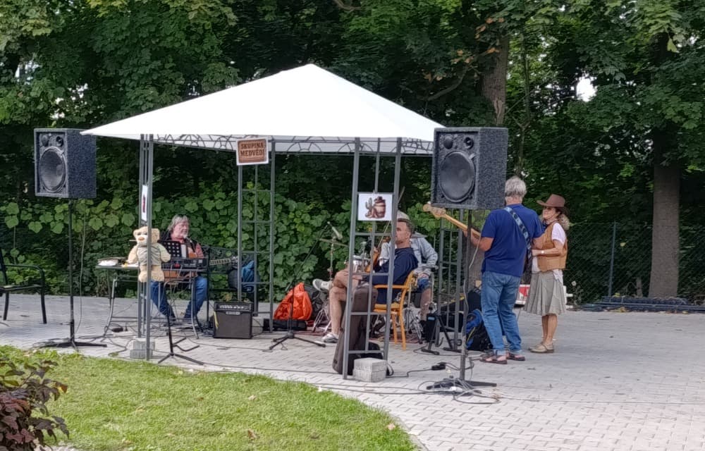 Buřtobraní s country kapelou Medvědi 13
